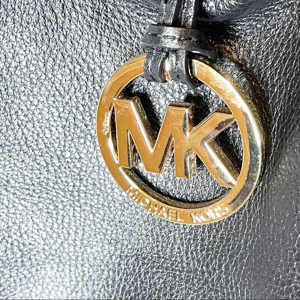 Michael Kors Black Leather Hobo W/tassel & Logo.